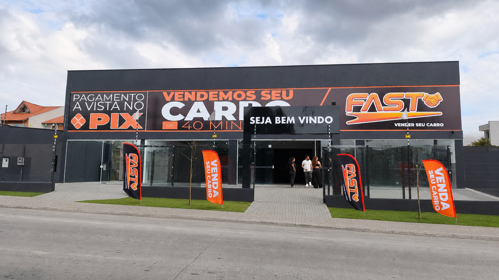 Entrada principal da FAST Unidade Fanny com bandeiras laranja